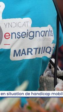 Les accompagnants d'élèves en situation de handicap mobilisés devant le rectorat