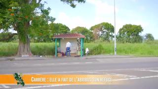 08 — Carrère : elle a fait de l'abri-bus son refuge